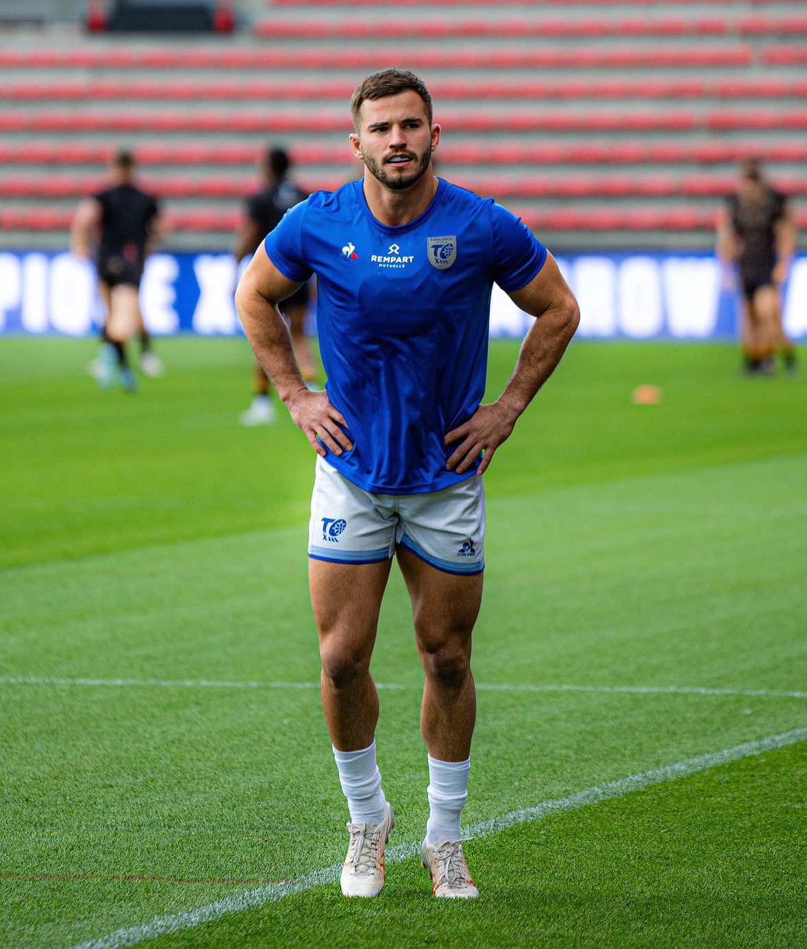 Calum Gahan warming up on the pitch at Toulouse Olympique